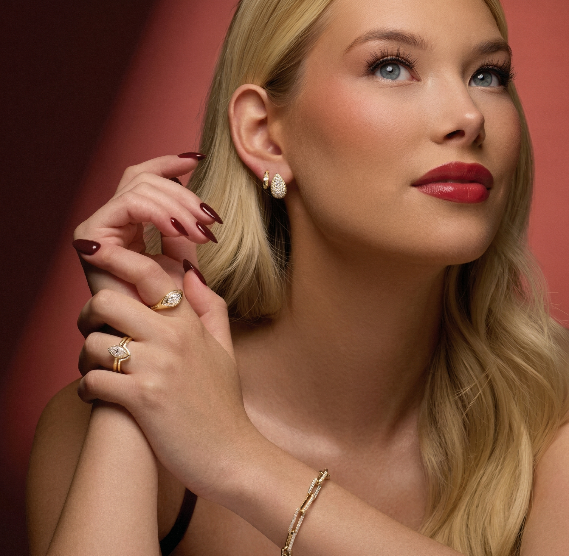 Model wearing 14K yellow gold diamond paperclip bracelet with 1.5 CTW lab-grown diamonds on her wrist | JC Fine Jewelry